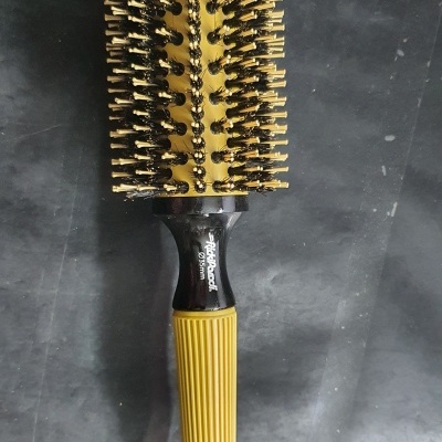 Escova de cabelo redonda amarela e preta com cabo de ponta afilada