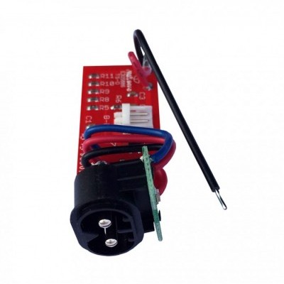 Módulo eletrónico com placa vermelha, conector preto e antena preta