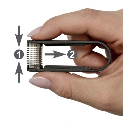 Ferramenta de corte metálica com lâminas afiadas empilhadas numa mão