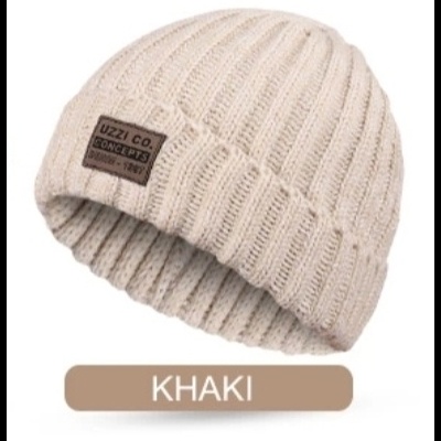 Gorro de malha bege claro com etiqueta UZZI CO CONCEPTS e palavra KHAKI