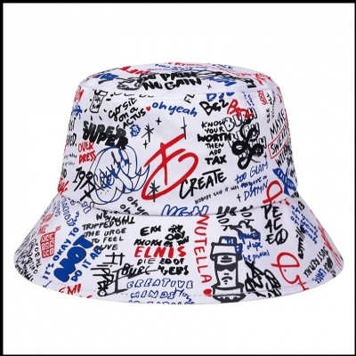 chapéu de balde branco com estampado gráfico multicolor