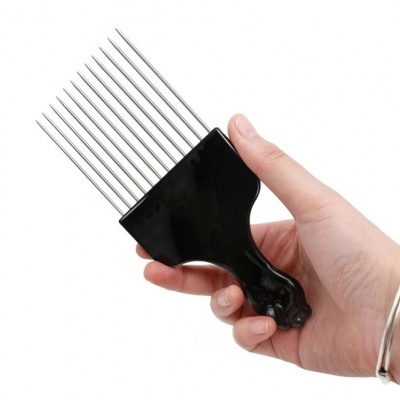 Pente de desembaraçar cabelo com dentes metálicos e cabo preto segurado por uma mão