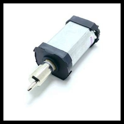 Motor elétrico pequeno com corpo metálico e extremidades pretas