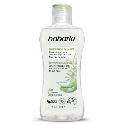 Frasco transparente de tónico facial Babaria com tampa verde em fundo branco