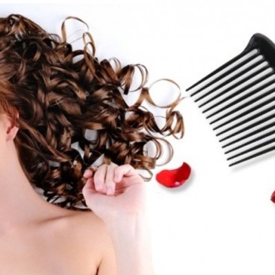 Pente preto de dentes largos ao lado de flores e mulher com cabelo cacheado