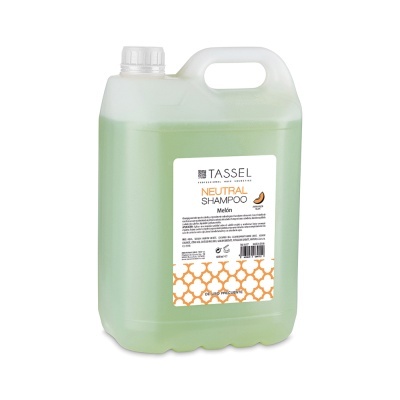 Recipiente plástico translúcido com shampoo verde claro e etiqueta branca laranja