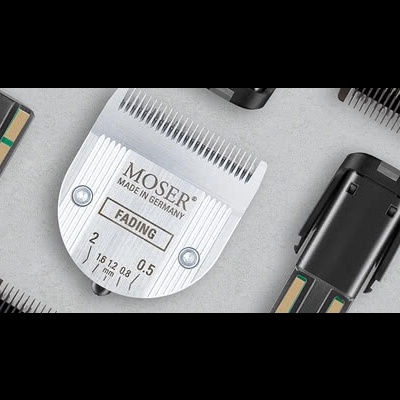 Peça de corte metálica para máquina de barbear MOSER com texto e várias partes de máquinas ao redor