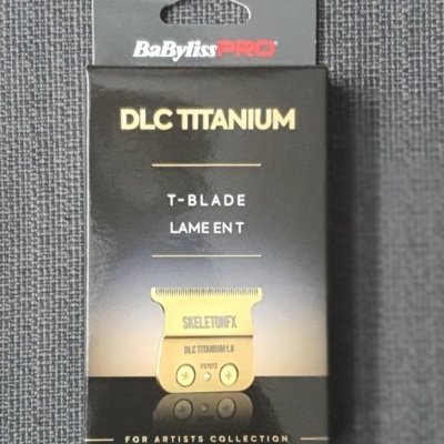 Embalagem preta e dourada da lâmina para máquina de cortar cabelo BaBylissPRO DLC Titanium T-Blade