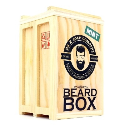 Caixa de madeira clara com texto BEARD BOX e logotipo preto e verde