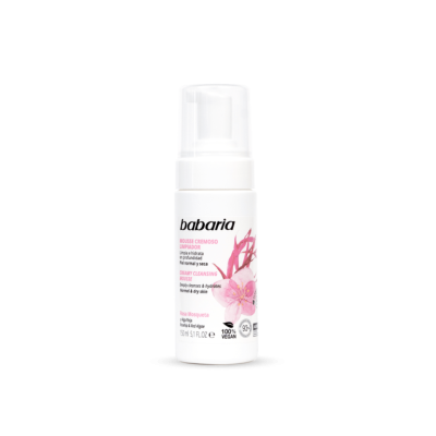 Frasco branco de mousse de limpeza facial Babaria com rótulo com texto em rosa e preto e flores rosas