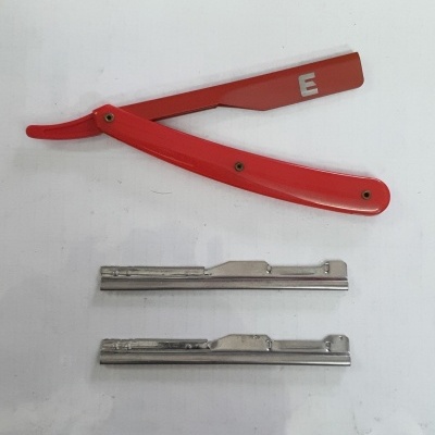 Navaja de barbear vermelha com lâminas metálicas sobre fundo branco