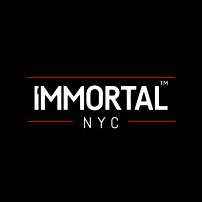 Logotipo IMMORTAL NYC em fundo preto com linhas vermelhas