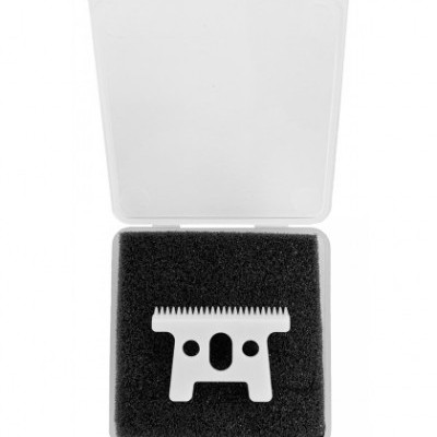 Peça metálica prateada com dentes em caixa plástica transparente