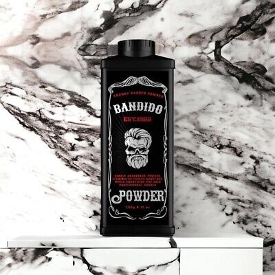 Embalagem preta rectangular com rótulo de pó Bandido com desenho de rosto e texto em branco e vermelho sobre fundo marmoreado