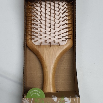 Escova de cabelo EUROstil Nature Line de madeira em embalagem de cartão