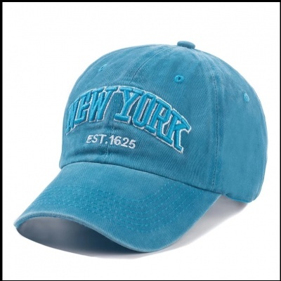 Boné azul com bordado 'NEW YORK EST. 1625' colocado sobre fundo branco
