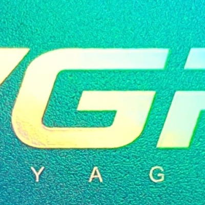 Logótipo VGR VOYAGER em gradiente colorido sobre fundo azul esverdeado