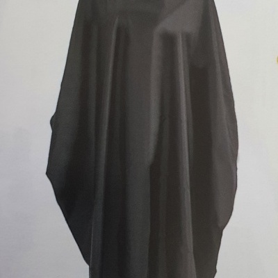 Capa preta para cabeleireiro com gola redonda sobre fundo branco