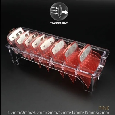 Organizador transparente com divisórias vermelhas e tamanhos indicados sobre fundo preto