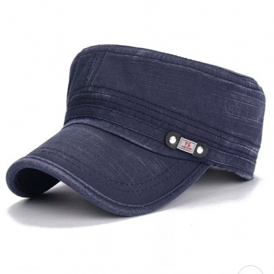 Boné militar azul escuro em tecido com etiqueta e rebites