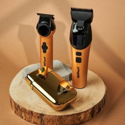 Dispositivos eletrónicos dourados e pretos para cuidados pessoais sobre base de madeira