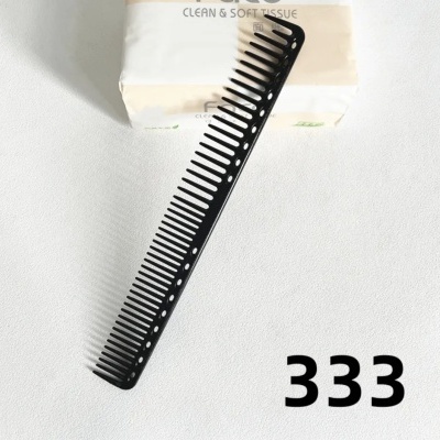 Pente preto de plástico com embalagem de lenços ao fundo e o número 333