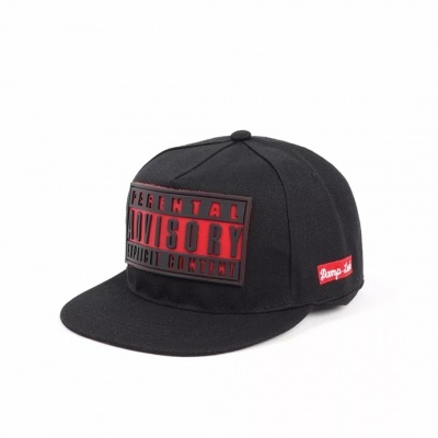 Boné preto snapback com etiqueta PARENTAL ADVISORY e etiqueta vermelha Hype