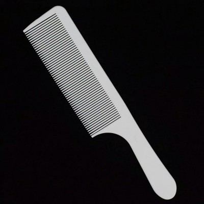 Pente branco de plástico com dentes finos sobre fundo preto