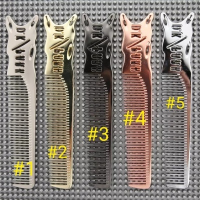 Cinco pentes metálicos coloridos em forma de gato sobre fundo cinza pontilhado