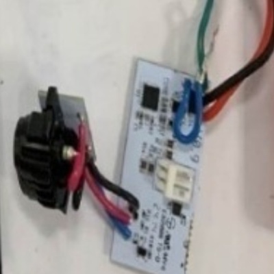 Placa eletrónica branca com componentes e fios coloridos conectados