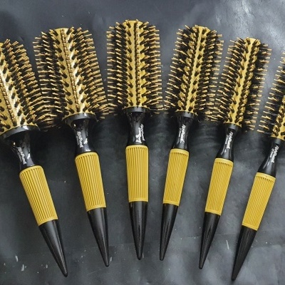Seis escovas de cabelo redondas com cabo preto e amarelo