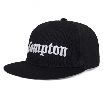 Boné preto com a palavra Compton bordada em branco