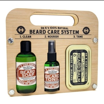 Conjunto para cuidado de barba com sabonete, tónico e bálsamo apresentados numa base de madeira clara