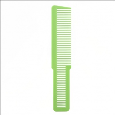 Pente verde claro de plástico com dentes largos e finos