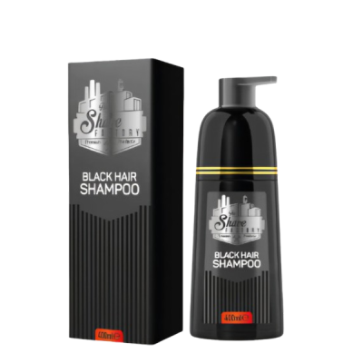 Champô cabelo preto em embalagem e frasco pretos com texto branco e detalhes amarelos