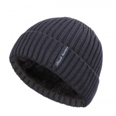 Gorro cinzento escuro com interior forrado a pelo e etiqueta 'Black human'