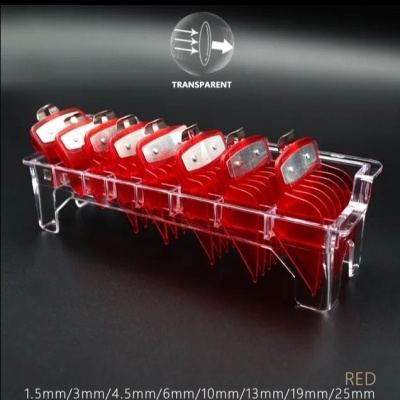 Conjunto de pentes vermelhos para máquina de cortar cabelo organizados numa base transparente com texto TRANSPARENT