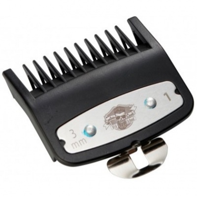 Pente de corte preto para máquina de barbear com chapa metálica prateada e logotipo de caveira