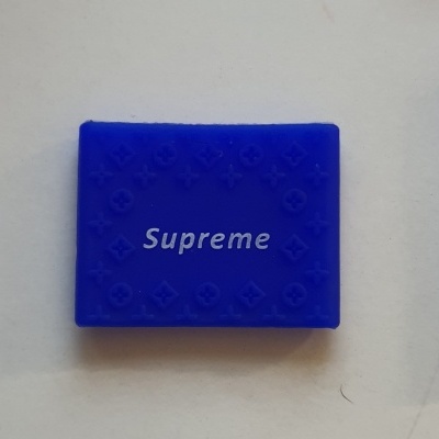 Caixa pequena azul com texto Supreme