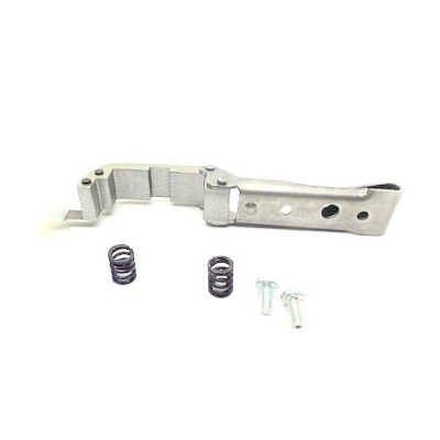 Conjunto metálico com peça principal, dois parafusos e duas molas