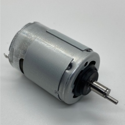 Motor elétrico pequeno prateado com eixo rotativo