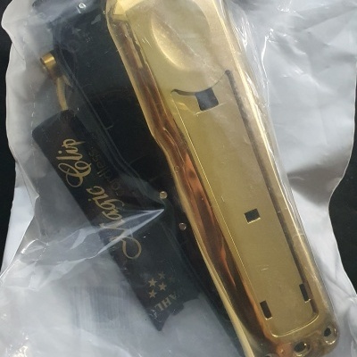 Capas dourada e preta para máquina de cortar cabelo na embalagem