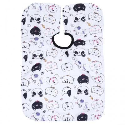 Babete branco com padrões de gatos e objetos em tons pretos, brancos, cinzentos e rosa