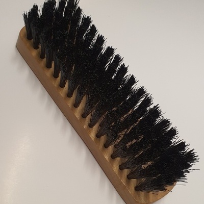 Escova de lavar com cabo de madeira e cerdas pretas