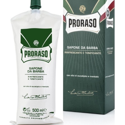 Sabão de barbear Proraso em embalagem branca e caixa verde escuro com texto em italiano