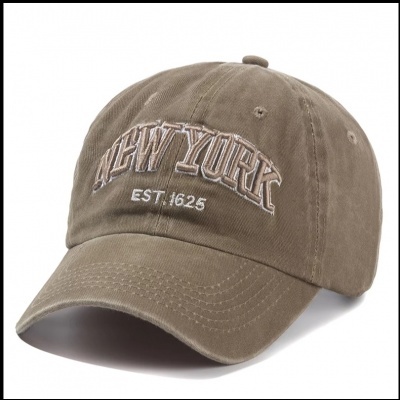 Boneca castanha com texto bordado NEW YORK EST. 1625