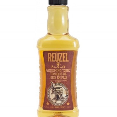 Frasco amarelo translúcido com rótulo castanho e tampa preta contendo tónico de grooming REUZEL