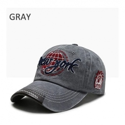 Boné cinzento de tecido com bordados e logótipo lateral.