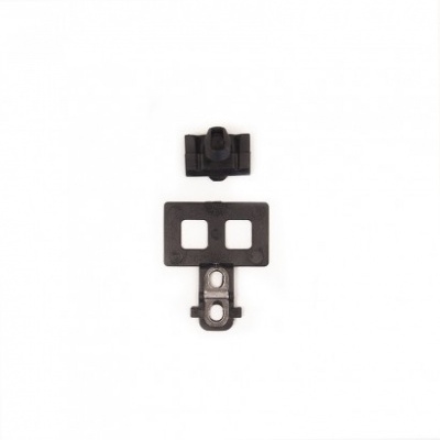 Três peças plásticas pretas separadas e alinhadas verticalmente num fundo branco