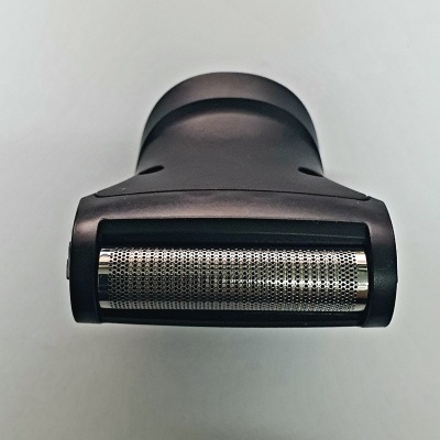 Máquina de barbear elétrica preta com cabeça metálica perfurada